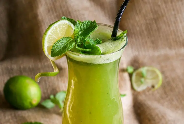 Suco de limão laranja e alface