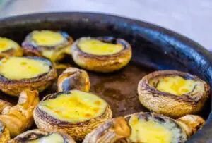 cogumelos recheados com queijo