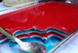 gelatina colorida em camadas com creme de leite