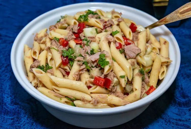 macarrão com atum e maionese