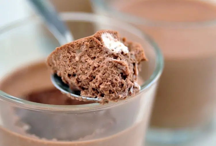 mousse de chocolate com chantilly