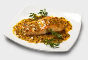 salmão ao molho de maracujá